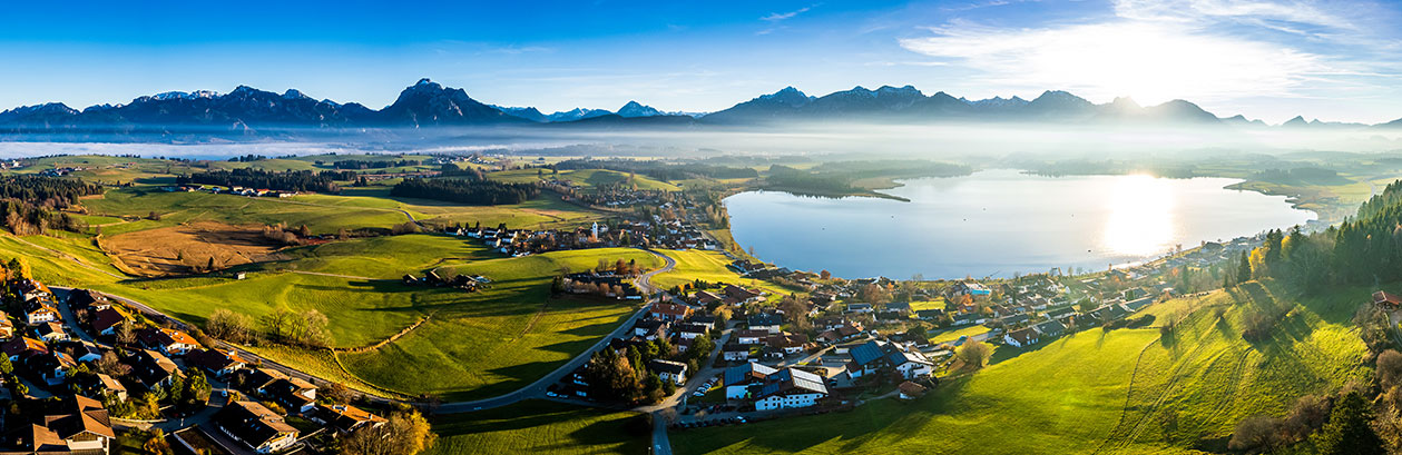 Blick in eine bergige Landschaft mit See