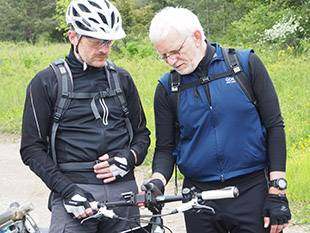 Mit Smartphone und GPS-Gerät auf Radtour